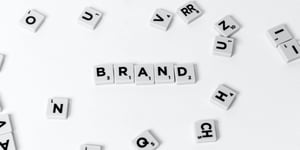 Descubre la diferencia entre nombre de empresa y marca